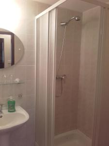 bagno con doccia e lavandino di Hotel Anna a Harrachov