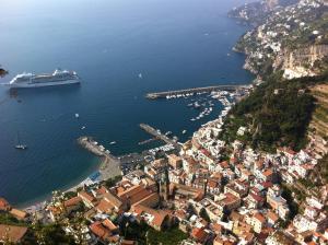 una vista aérea de una ciudad con un crucero en el agua en Albergo L'Antico Convitto, en Amalfi