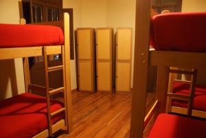 מיטה או מיטות קומותיים בחדר ב-Flying Dog Hostel Arequipa