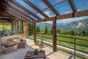 eine Terrasse mit Bergblick in der Unterkunft Orizontes Tzoumerkon Hotel Resort in Pramanta