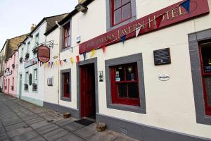 un bâtiment situé sur le côté d'une rue dans l'établissement Fishermans Tavern, à Dundee