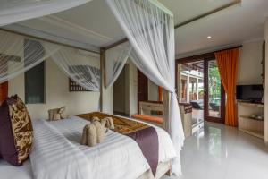 Кровать или кровати в номере Gefecon Villa Ubud