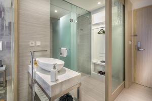 Un baño de Vertu Harmoni Jakarta