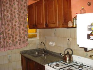 una cucina con bollitore per tè e piano cottura di Casa Villa Carlos Paz a Villa Carlos Paz