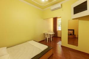 een slaapkamer met een bed en een tafel met stoelen bij Hotel Boa Viagem in Belo Horizonte