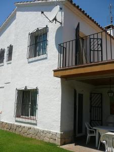 - un bâtiment blanc avec un balcon et une table dans l'établissement Sunway Torre La Veleta, à Sitges