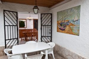 une salle à manger avec une table et des chaises blanches dans l'établissement Sunway Torre La Veleta, à Sitges