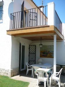 d'une terrasse avec une table et des chaises sous un balcon. dans l'établissement Sunway Torre La Veleta, à Sitges