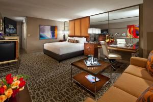 Habitación de hotel con cama y escritorio en MGM Grand, en Las Vegas