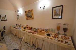 una mesa larga con comida en una habitación en Albergo L'Antico Convitto, en Amalfi