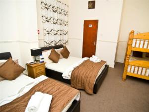 een hotelkamer met 2 bedden en een ladder bij Skylark Guest House in Hounslow