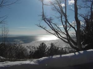 - une vue sur l'océan dans la neige dans l'établissement Gîte Au Perchoir, à Baie-Saint-Paul