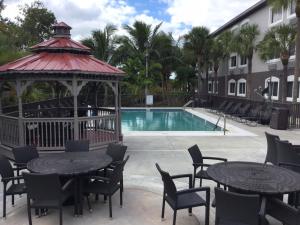 Days Inn & Suites by Wyndham Bonita Springs North Naples游泳池或附近泳池