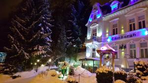 un edificio cubierto de nieve por la noche en Edinburgh, en Mariánské Lázně