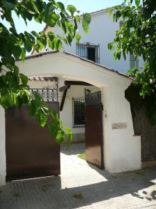 - un bâtiment blanc avec deux portes et un portail dans l'établissement Sunway Torre La Veleta, à Sitges