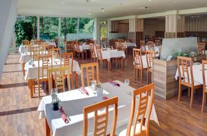 Um restaurante ou outro lugar para comer em Holiday Park Orava - Hotel Orava