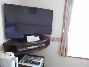 een televisie op een houten standaard in een kamer bij Life Inn Katsuta Station West in Hitachinaka