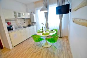 Una cocina o kitchenette en Summerland Happy Blue Apartments