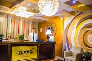 Ahli kakitangan di Jumbo Hotel