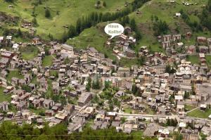 een luchtzicht op een grote stad met huizen bij Chalet Kolibri in Zermatt