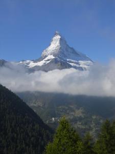 een met sneeuw bedekte berg midden in een vallei bij Chalet Kolibri in Zermatt