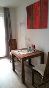 une table à manger avec deux chaises et une lampe dans l'établissement Apartmentcenter Koblenz, à Coblence