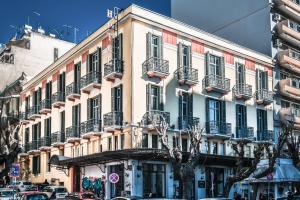 un gran edificio con balcones en una calle de la ciudad en Orestias Kastorias, en Tesalónica