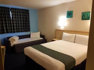 Days Inn Sutton Scotney North में एक कमरे में एक या कई बेड