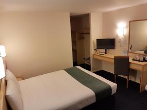 Days Inn Sutton Scotney North में एक कमरे में एक या कई बेड