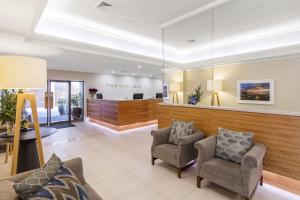 - un hall avec des chaises et une réception dans l'établissement Macleay Hotel, à Sydney