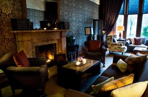 ein Wohnzimmer mit Sofas und einem Kamin in der Unterkunft One Devonshire Gardens a Hotel Du Vin in Glasgow