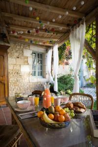 una mesa con un bol de fruta en ella en La Tillaie SPA et Sauna, en Pont-lʼAbbé-dʼArnoult