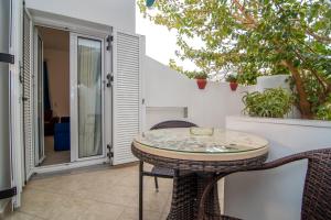 A balcony or terrace at Manto Studios