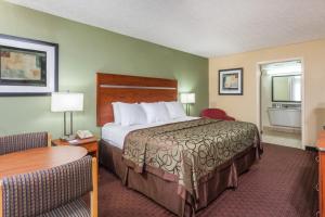 Ліжко або ліжка в номері Baymont by Wyndham Pigeon Forge near Island Drive