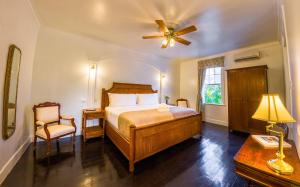 1 dormitorio con 1 cama y ventilador de techo en Turks Head Inne, en Grand Turk