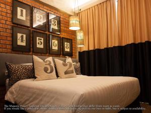 una camera da letto con un letto con numeri sul muro di M Boutique Hotel a Ipoh