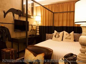 una camera con letto, scrivania e TV di M Boutique Hotel a Ipoh