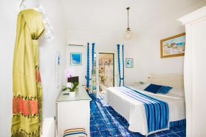 Giường trong phòng chung tại Hotel Villa Delle Palme in Positano