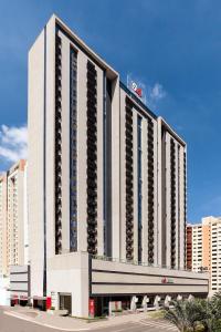 un gran edificio blanco con un hotel en S4 Hotel Águas Claras, en Brasilia