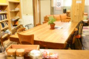 een grote houten tafel met een potplant erop bij The Deer Park Inn in Nara