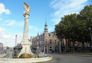 einen Brunnen mit einer Statue vor einem Gebäude in der Unterkunft Little Duke Hotel in ’s-Hertogenbosch