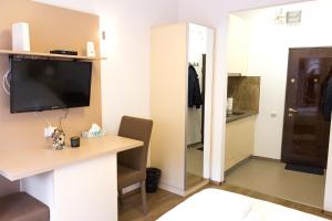 Uma TV ou centro de entretenimento em Grand Central Accommodation - Smardan