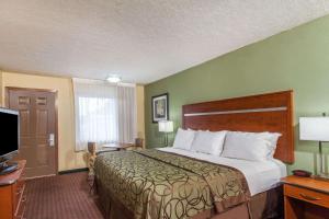 Ліжко або ліжка в номері Baymont by Wyndham Pigeon Forge near Island Drive