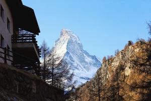 a snow covered mountain on the side of a mountain w obiekcie Bolero Appartements w mieście Zermatt