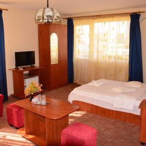 Giường trong phòng chung tại Hotel Delaf