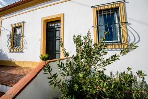 een huis met twee ramen en een deur bij Quinta da Eira Velha in Aldeia do Mato