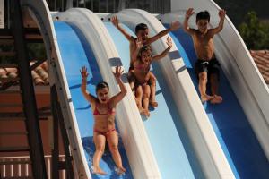 un groupe d'enfants sautant sur un toboggan dans l'établissement Camping International, à Calvi