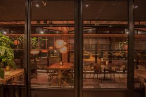 een eetkamer met een tafel en stoelen bij Strandhotel Golfzang in Egmond aan Zee