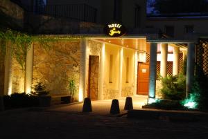 O grădină în afara Hotel Trzy Światy Spa & Wellness Rajska WySpa