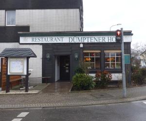 un semaforo rosso di fronte a un ristorante durham durker hog di Hotel Dümptener Hof a Mülheim an der Ruhr